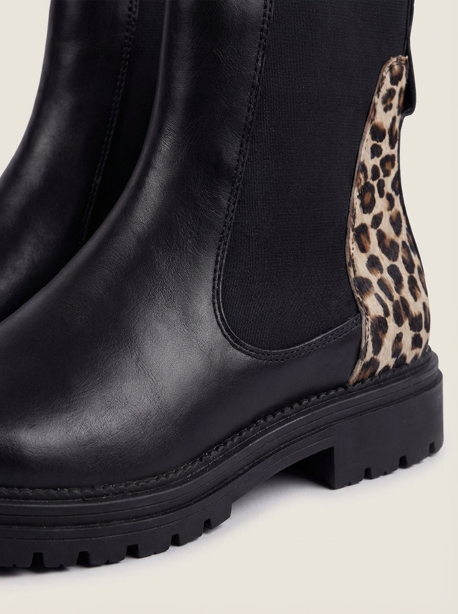 Botines Chelsea negros – Detalle de leopardo