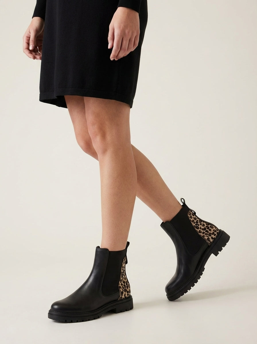 Botines Chelsea negros – Detalle de leopardo